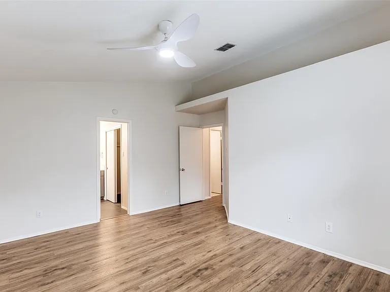 900 Angleton Cv — Photo 9