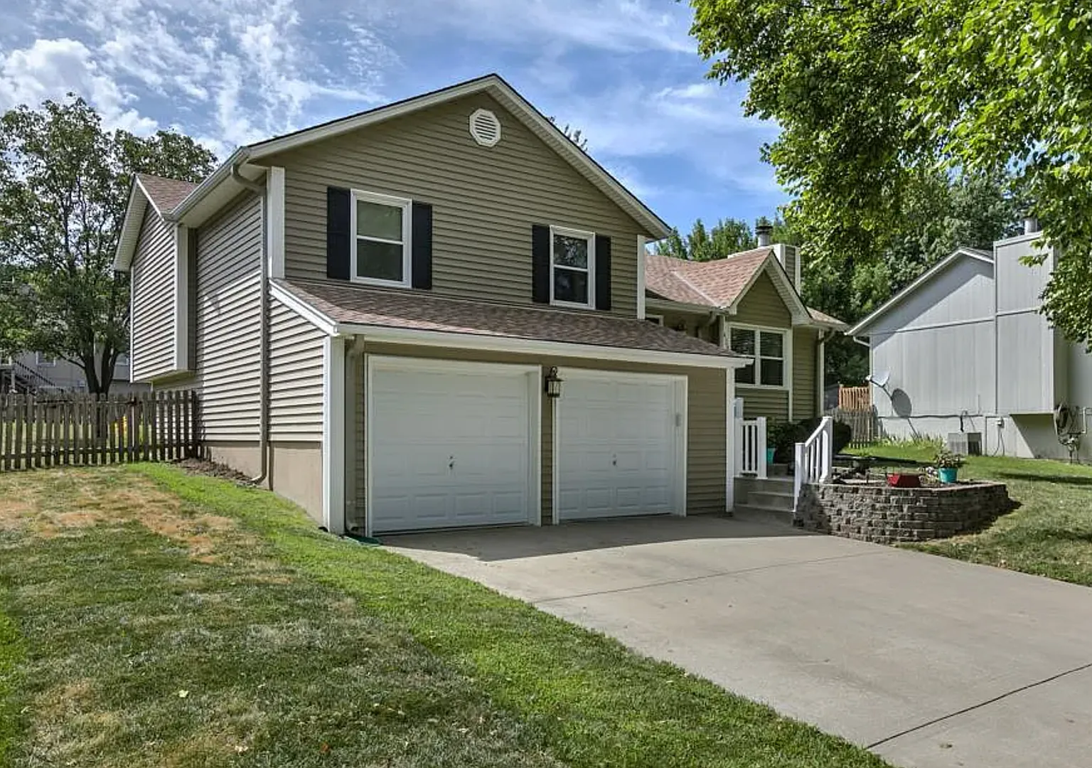 Picture-Perfect Home in the Heart of Lee's Summit! — Photo 3