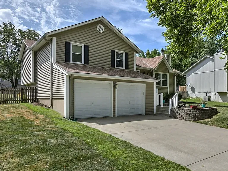 420 SE Onyx Dr — Photo 3
