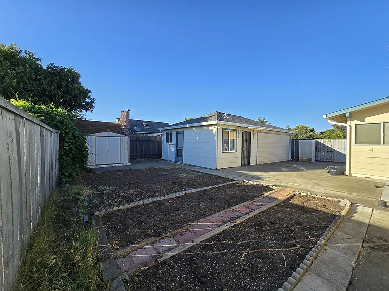 1636 Virginia St — Photo 4
