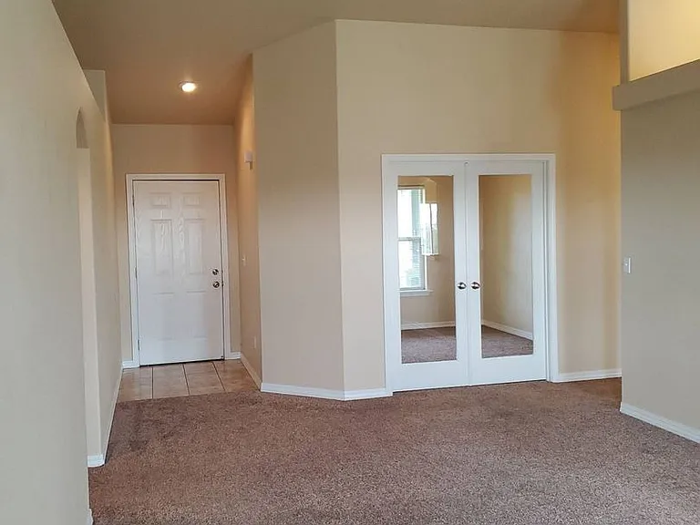 601 N Mississippi Dr — Photo 2