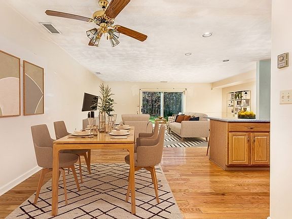 5th image of 9 Carriage Hill Ln #2605