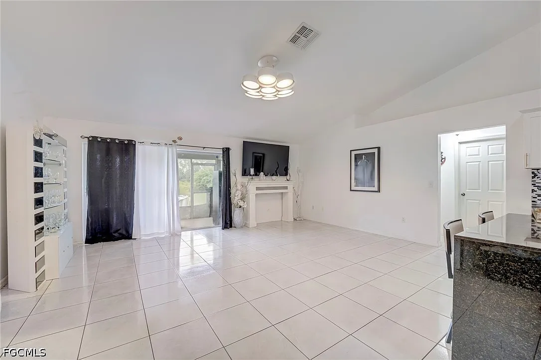 4 bed, 2.0 bath, 1837 sqft, $2,350 — Photo 2