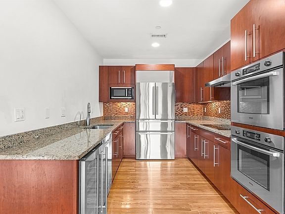 5th image of 310 Hammond Pond Pkwy Unit 301