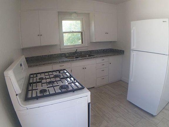 4th image of 128 SW 23rd St
