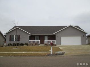 813 Deerfield Dr, Pekin, IL 61554