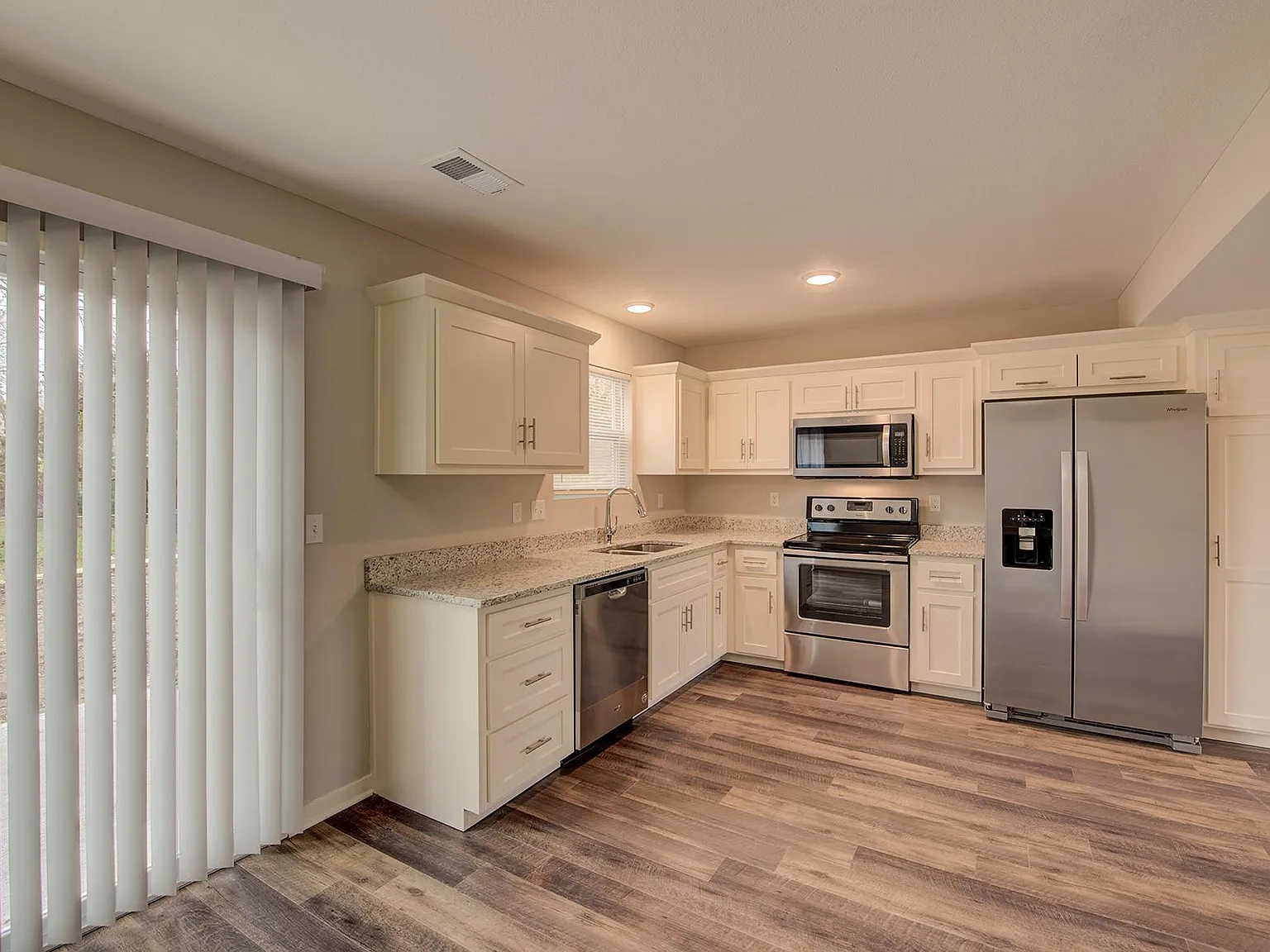 3 bed, 2.5 bath, 1360 sqft, $1,800 — Photo 2