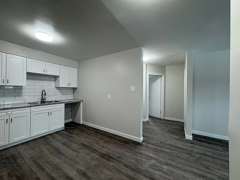 247 Durand St #13 — Photo 6
