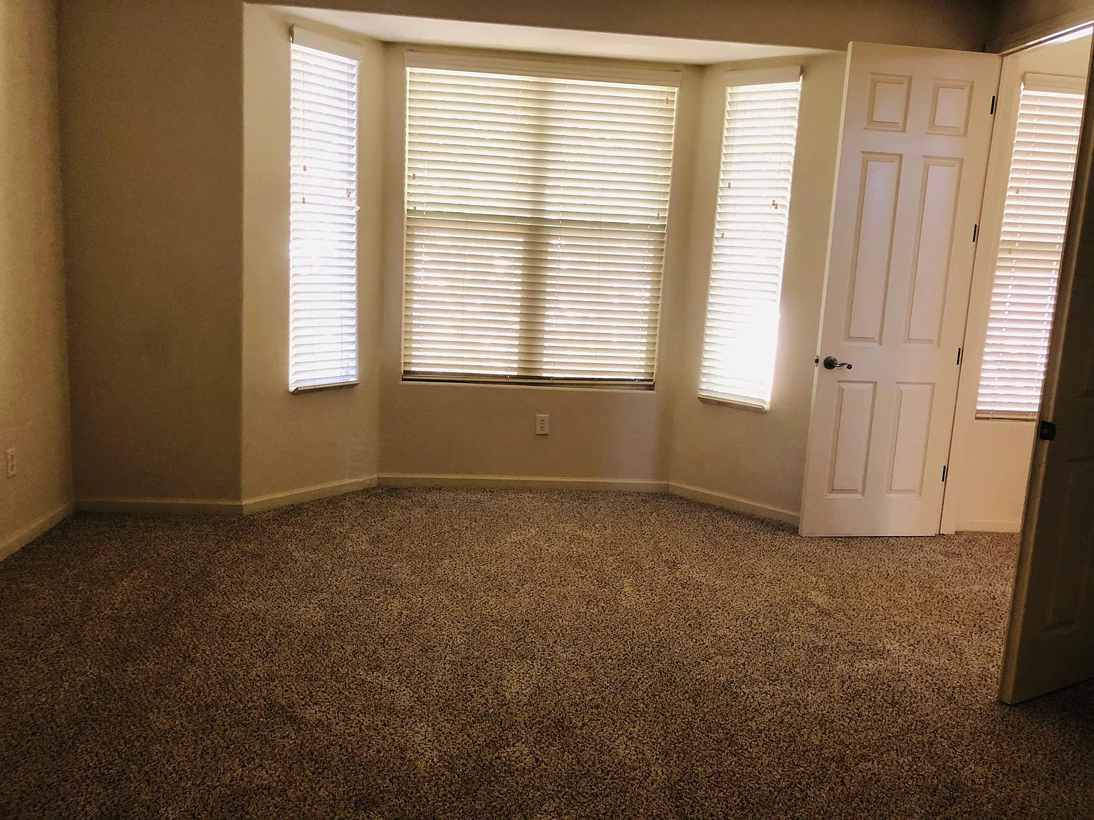 4 bed, 3.5 bath, 2379 sqft, $2,200 — Photo 4