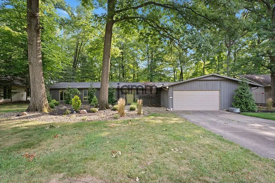 Stunning 3-bedroom 2.5-bathroom in Strongsville!! — Photo 1