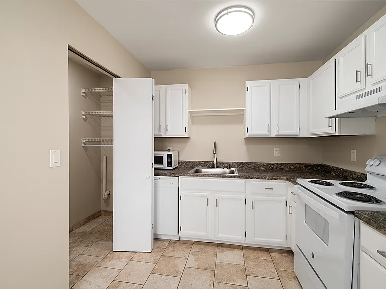 Old Carriage House Apartments — Photo 22