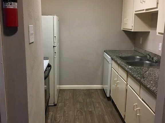 3rd image of 5625 Antoine Dr #819
