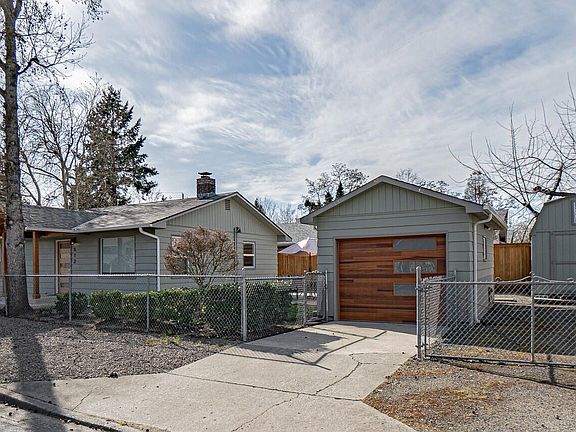 2nd image of 512 SE 10th St