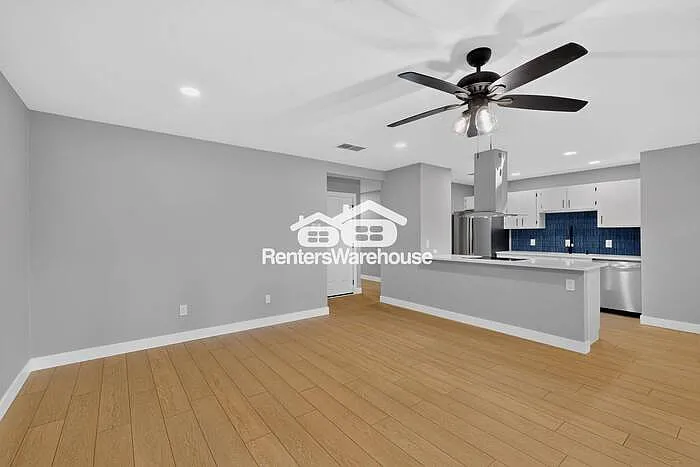 5306 Vincennes Ct — Photo 12