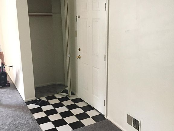 Entry/Coat closet