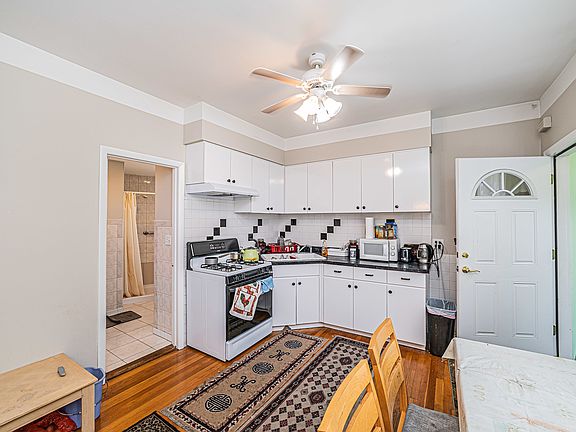 3rd image of 5732 W Ainslie St