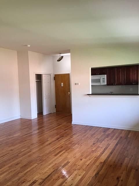 2nd image of 103 Soundview Dr #2F