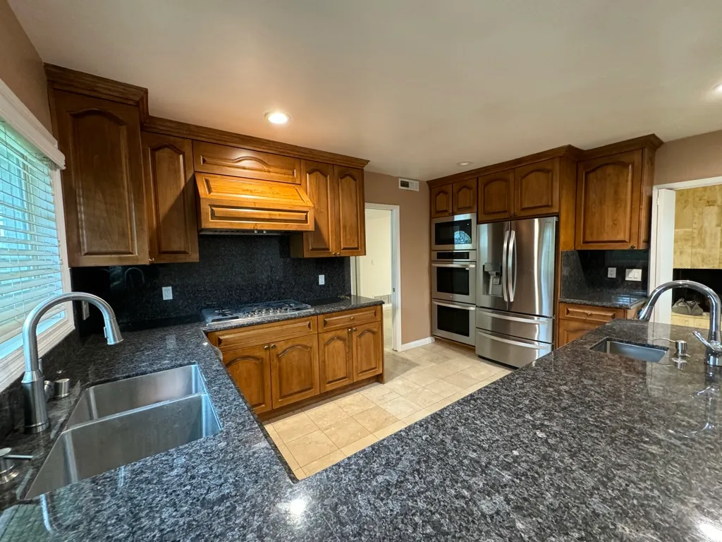 Kitchen - 18732 Redwing St