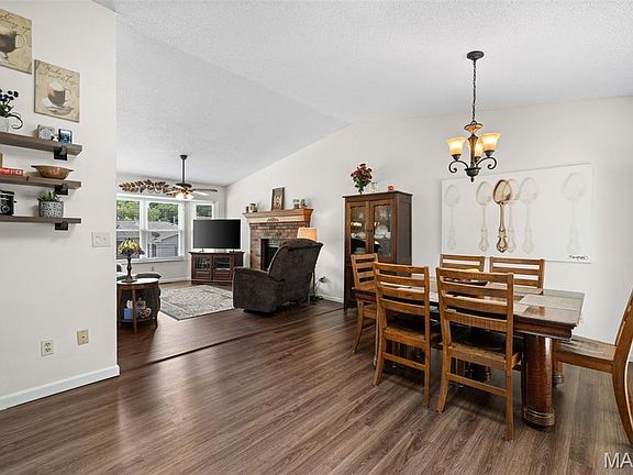 4th image of 819 Country Brook Ln