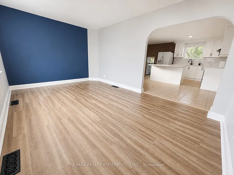 557 Stirling Ave S #MAIN — Photo 9