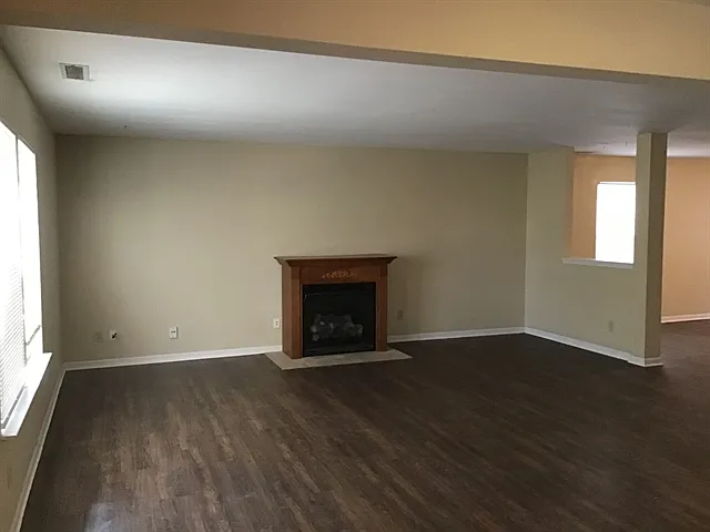 1909 Southernwood Ln — Photo 3