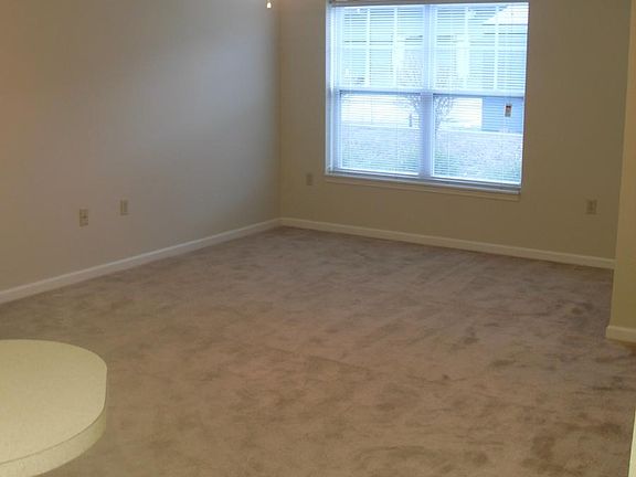 4th image of 320 La Salle St APT 105