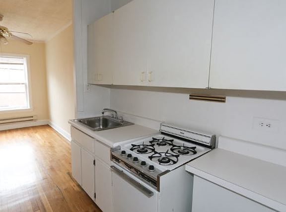 2nd image of 630 W Cornelia Ave APT 3S