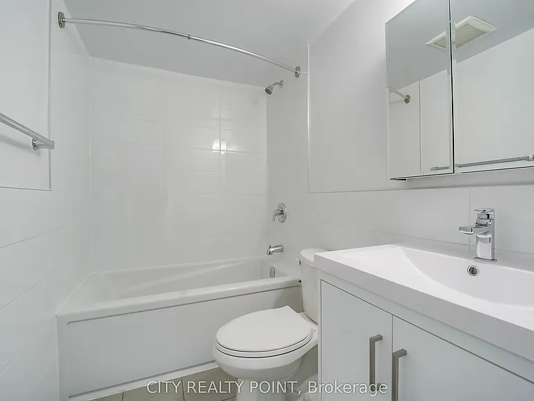 33 Isabella St #1813 — Photo 4
