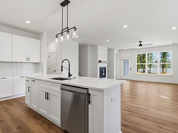 3rd image of 211 Endless Dr