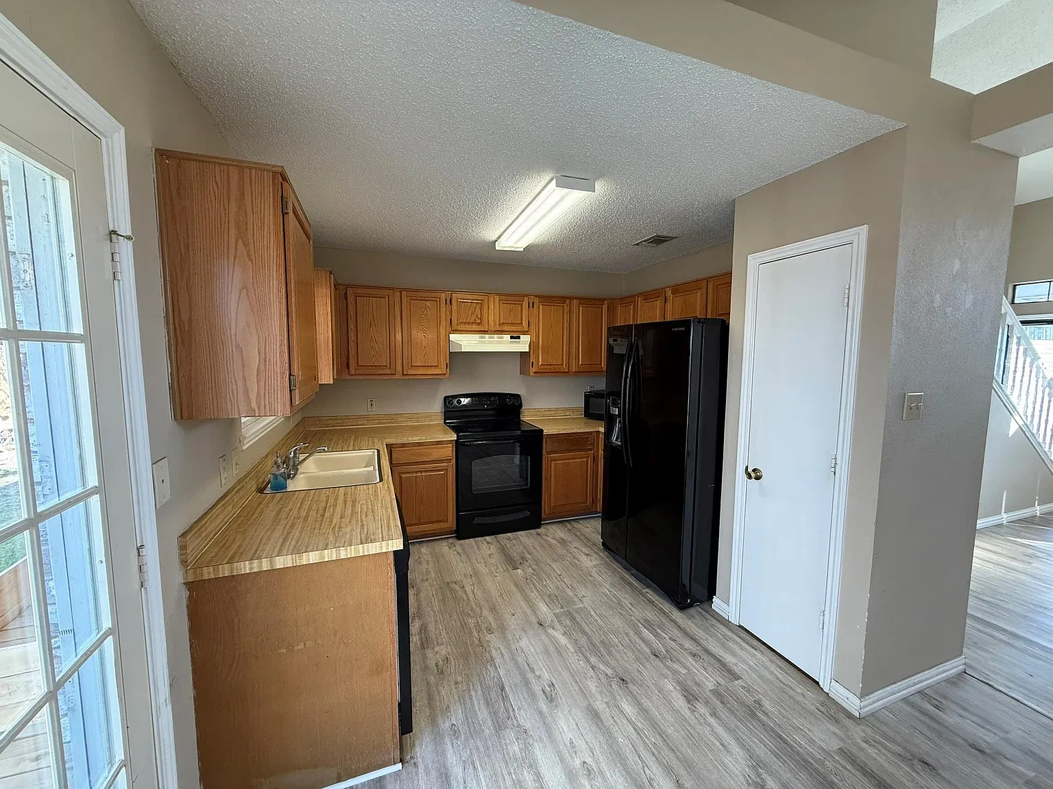 3 bed, 1382 sqft, $2,100 — Photo 4