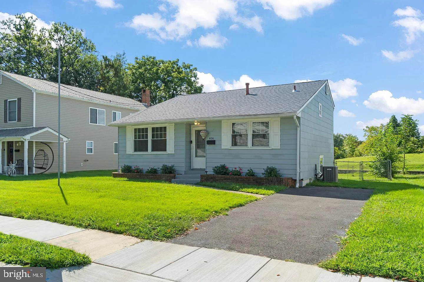 4 bed, 1.0 bath, 1400 sqft, $2,500 — Photo 2