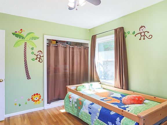 4th image of 7433 Oak Park Ave