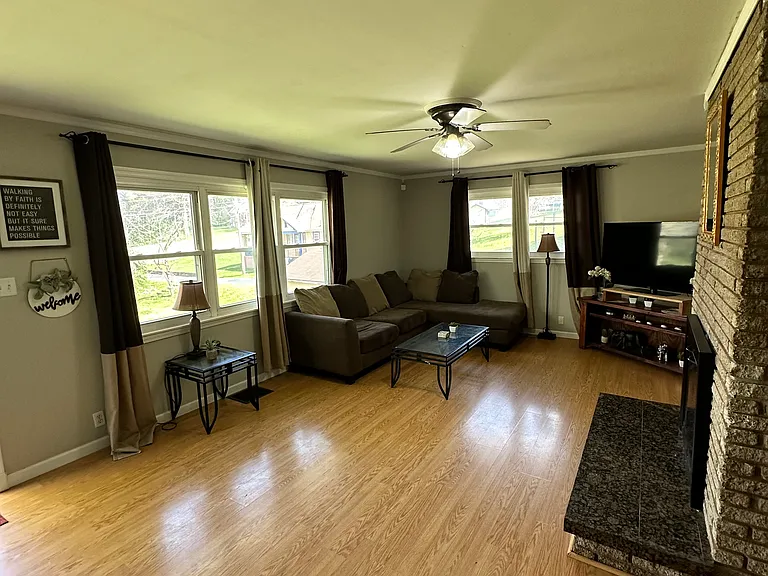 420 Hialeah Dr — Photo 6