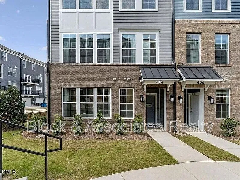 3 bed, 2.5 bath, $2,395 — Photo 2