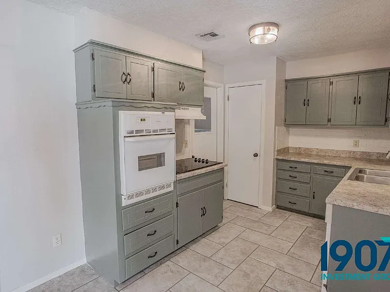 1041 SW 2nd St — Photo 9