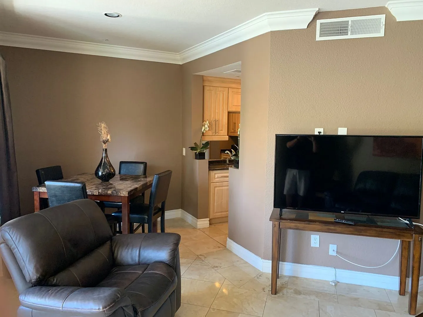 Fully Furnished - Gaurd Gated - Close to Strip w/ View — Photo 4