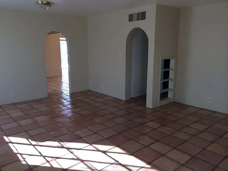 1539 E Hudson Dr — Photo 4