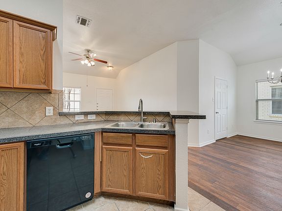 5th image of 808 Bur Oak Dr