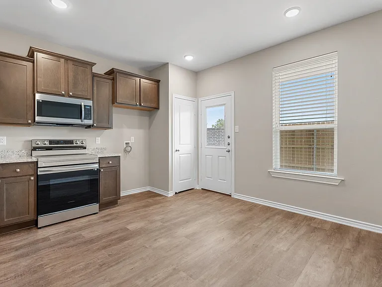 311 Maplewood Cir — Photo 3