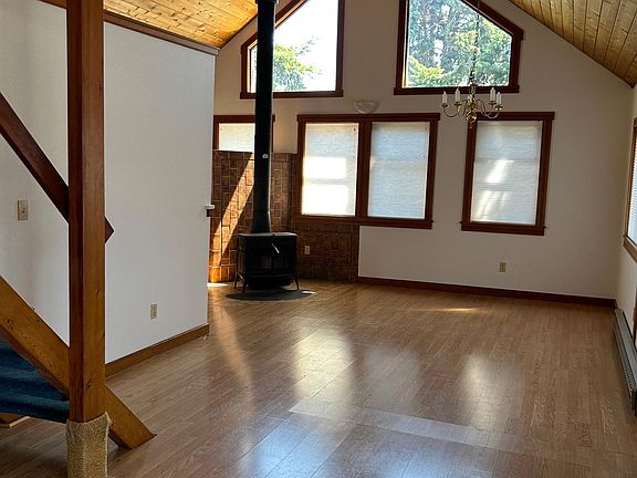 2nd image of 528 Van Buren St