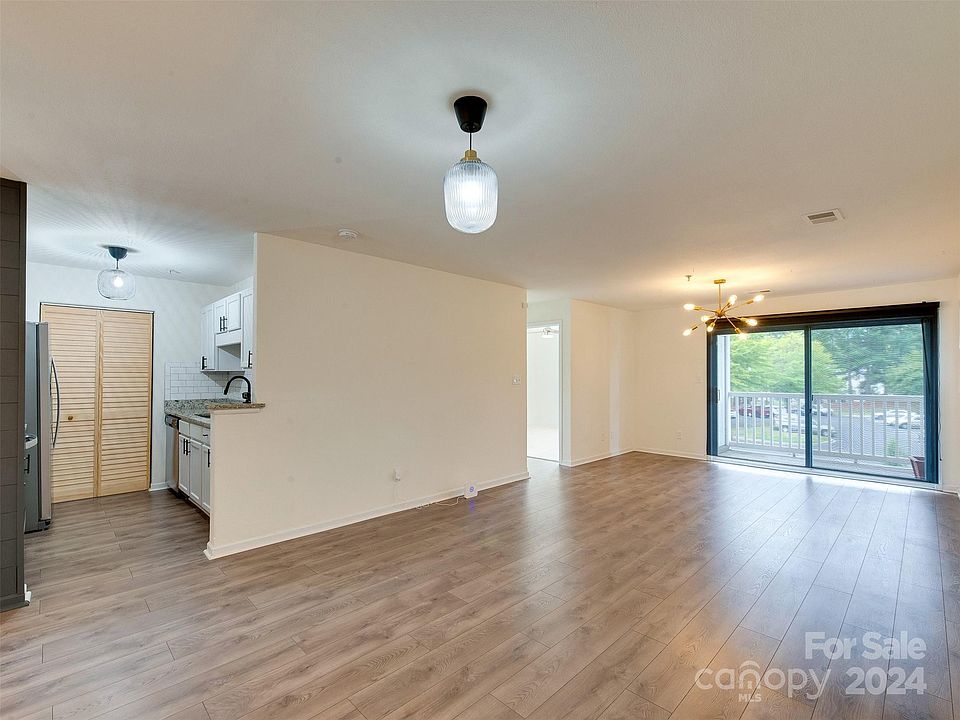 1st image of 962 Plaza Walk Dr