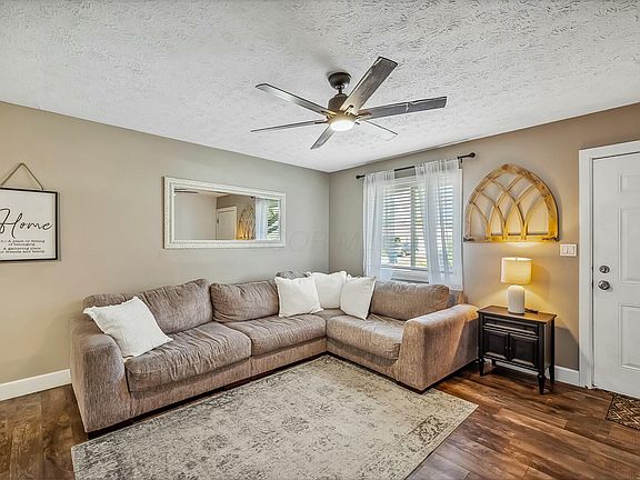3rd image of 19 Deerfield Pl