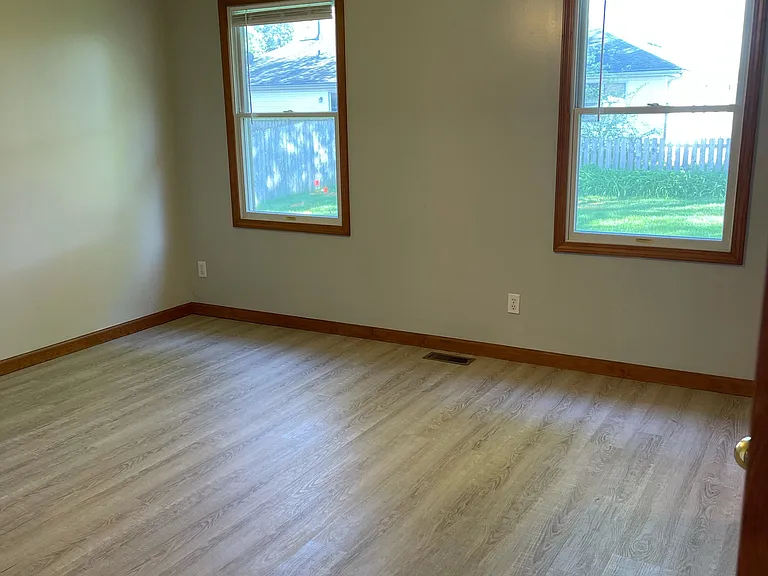106 Meadowlands Dr — Photo 2