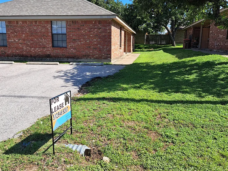 806 Redwood Ln — Photo 5