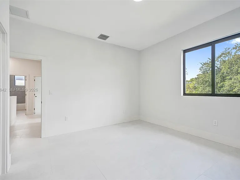 119 NE 118th St — Photo 24