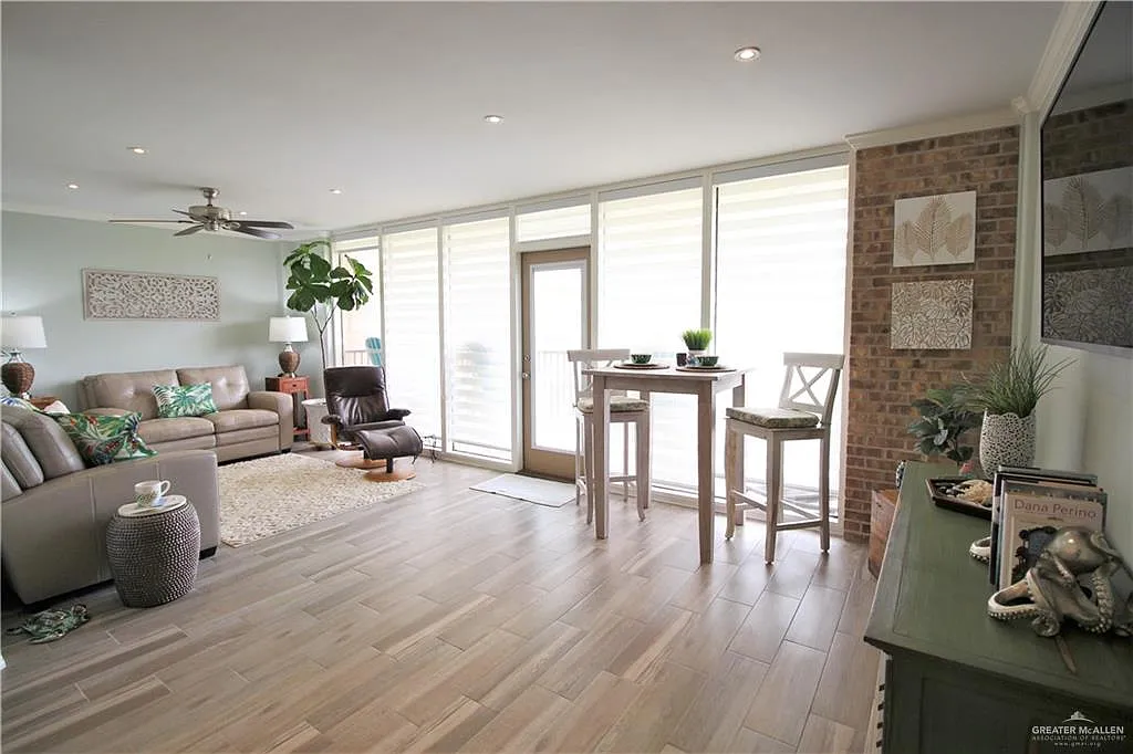 2 bed, 2.0 bath, 929 sqft, $3,050 — Photo 3