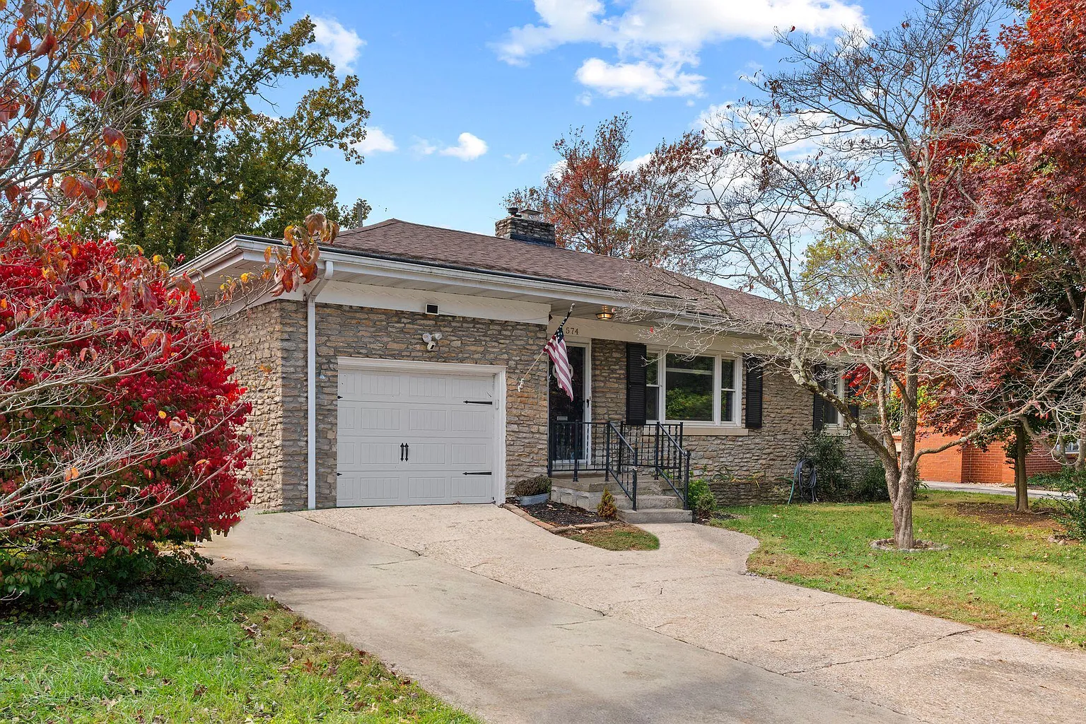 574 Sheridan Dr photo 1