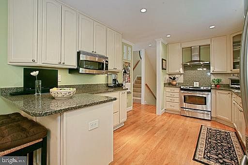 3rd image of 4921 Kingston Dr