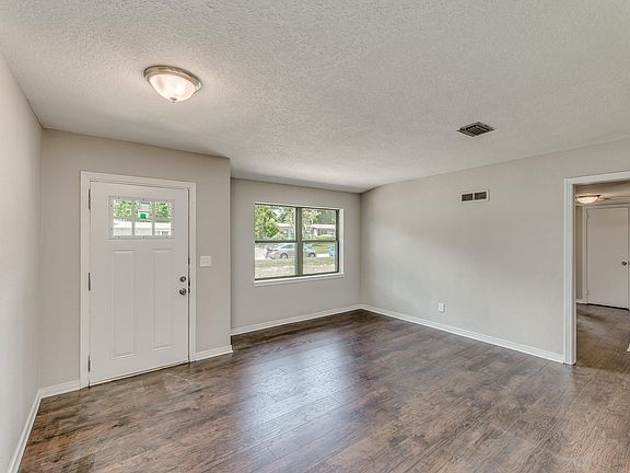 4th image of 6044 Robbins Cir N