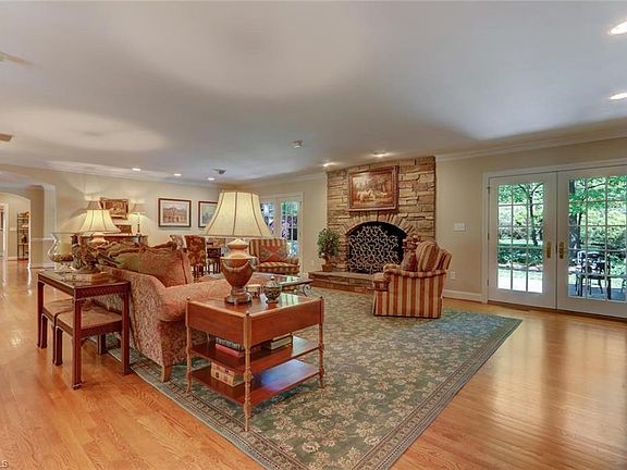 5th image of 3604 Starmount Dr